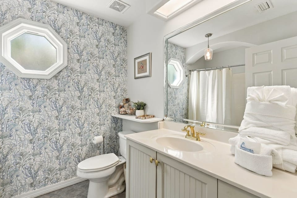 Main floor guest ensuite bathroom