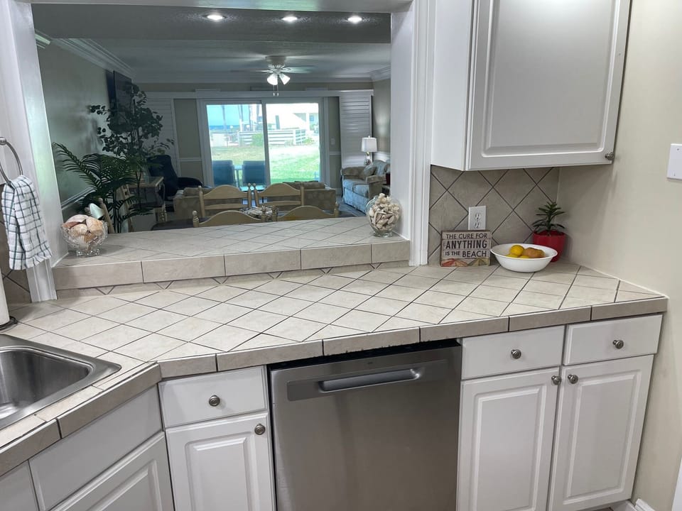 Pass-thru to Dining Room
