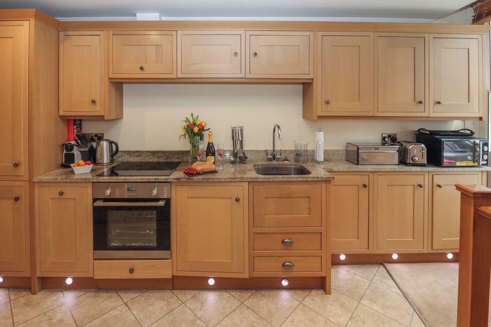Cottage | Private kitchen | Fridge, dishwasher, cookware/dishes/utensils