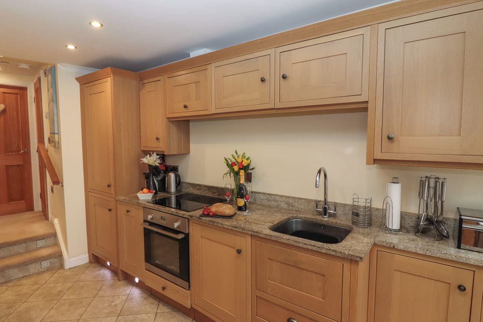 Cottage | Private kitchen | Fridge, dishwasher, cookware/dishes/utensils
