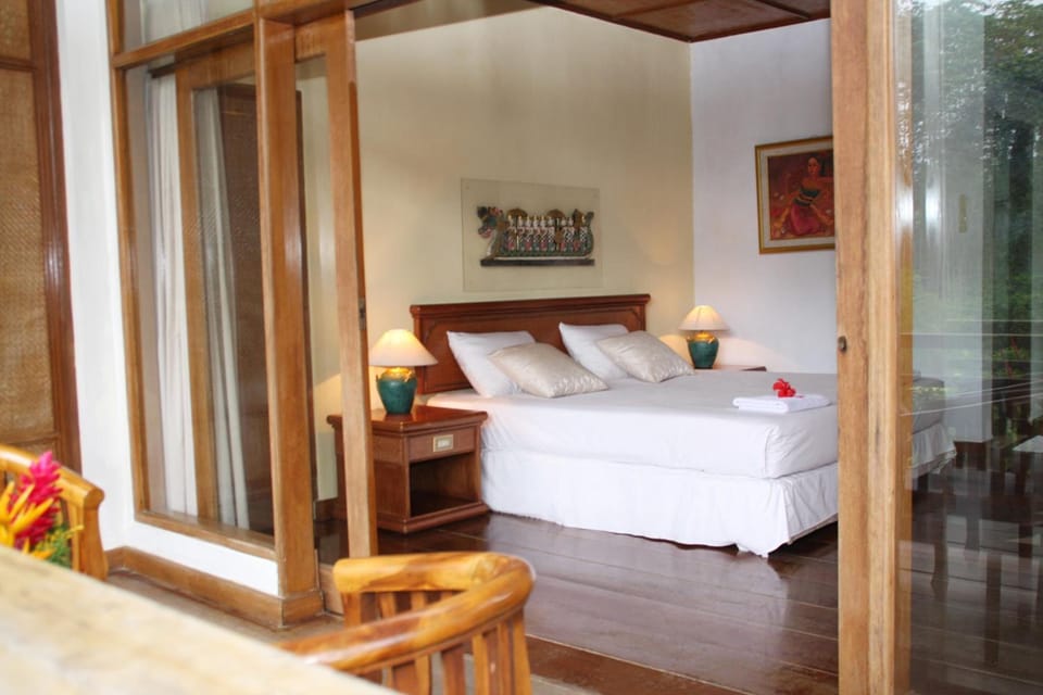 Minibar, rollaway beds