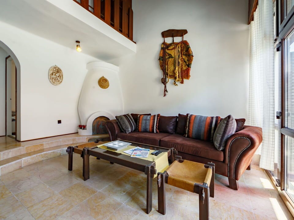 Furniture, Property, Couch, Building, Table, Wood, Interior Design, Comfort, Picture Frame, Living Room