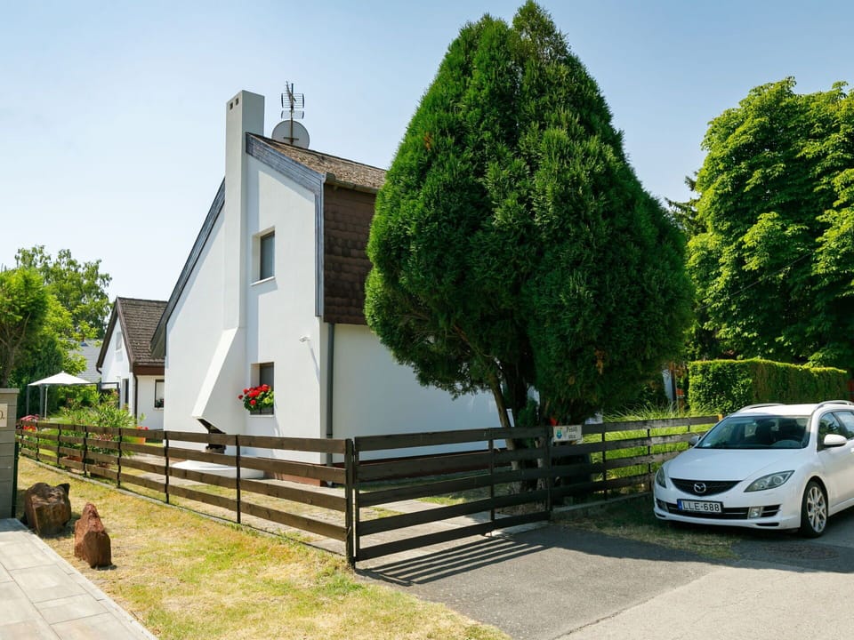 Car, Plant, Sky, Vehicle, Wheel, Property, Green, Tree
