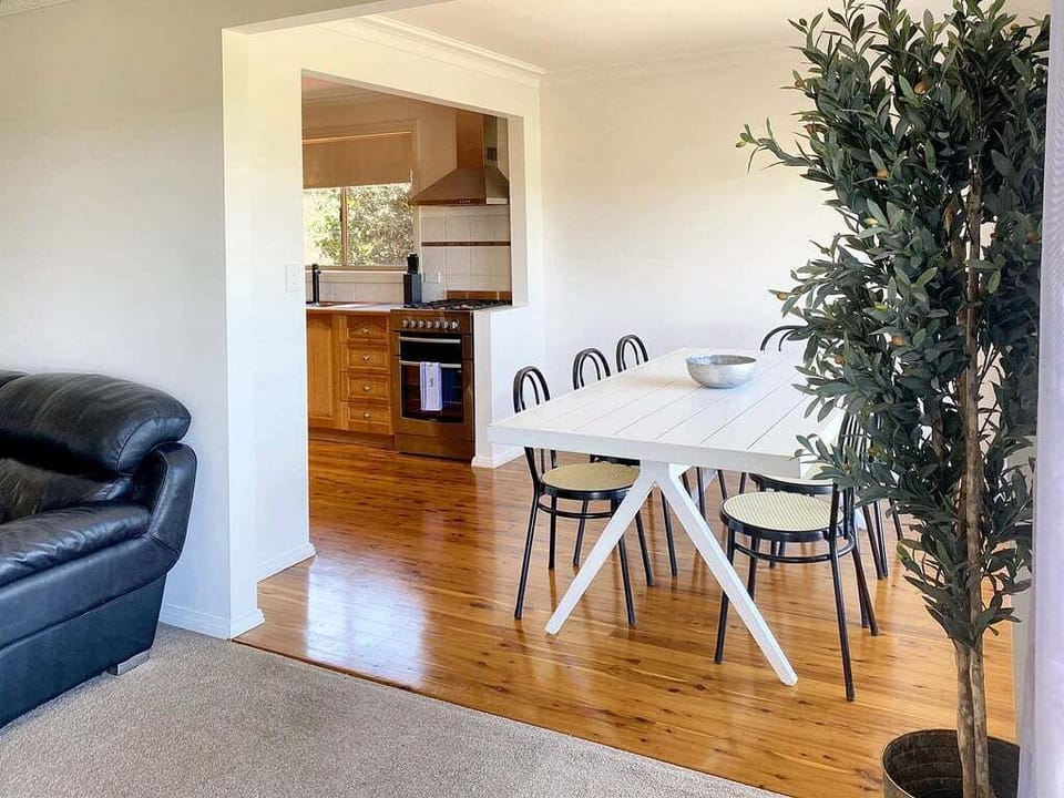 Dining area seats 6.