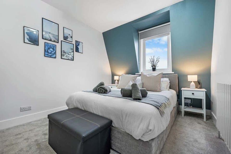 Relax in the double bedroom at Blue Puffin Stays Short Lets & Serviced Accommodation, complete with high-quality bed, premium linens, and a cosy lampshade—perfect for a restful night after a day of exploring
