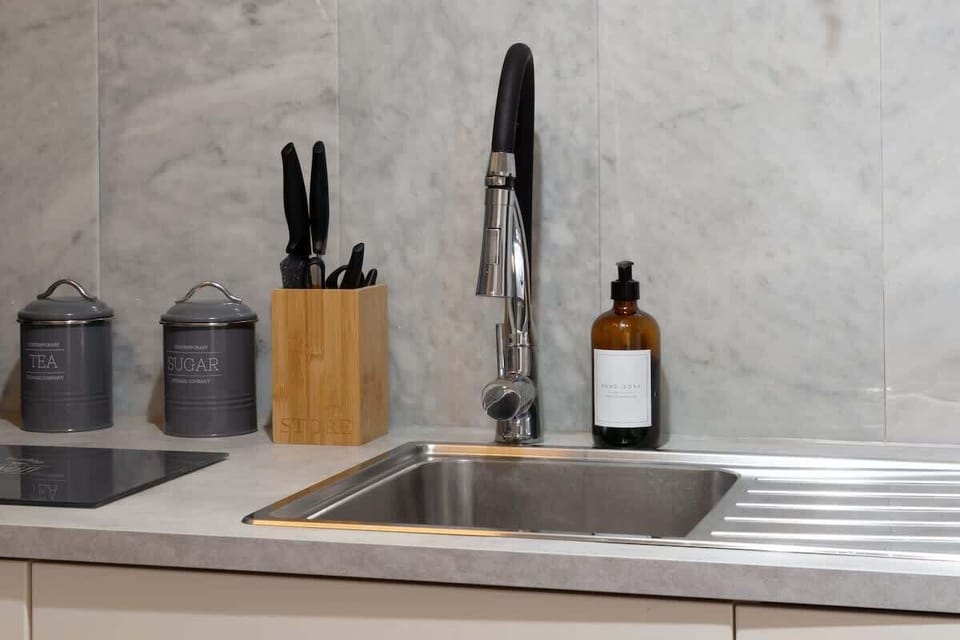 A fully equipped kitchen at Blue Puffin Stays Short Lets & Serviced Accommodation, perfect for preparing your favourite meals.

