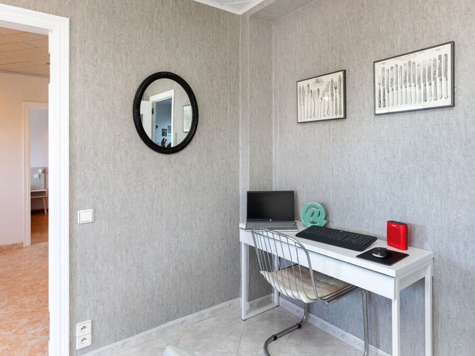 Mirror, Property, Table, Furniture, Building, Wood, Interior Design, House, Floor