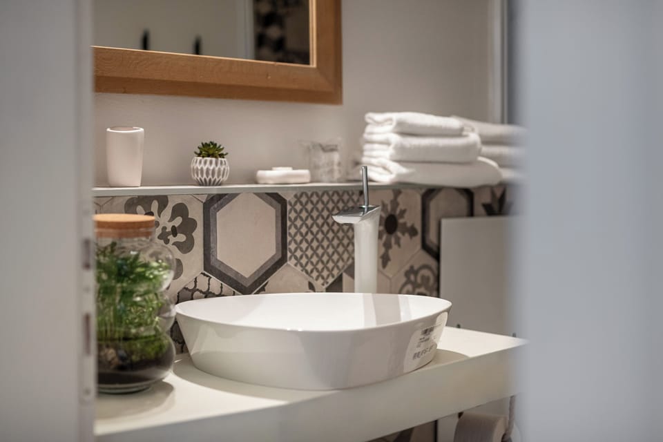 Deluxe Double Room | Bathroom | Hair dryer