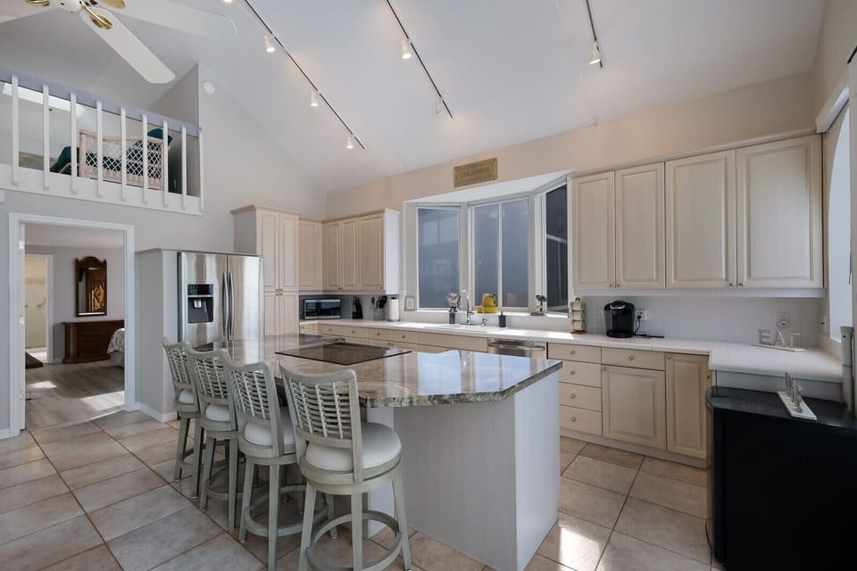 Kitchen - Newly remodeled with gorgeous furniture