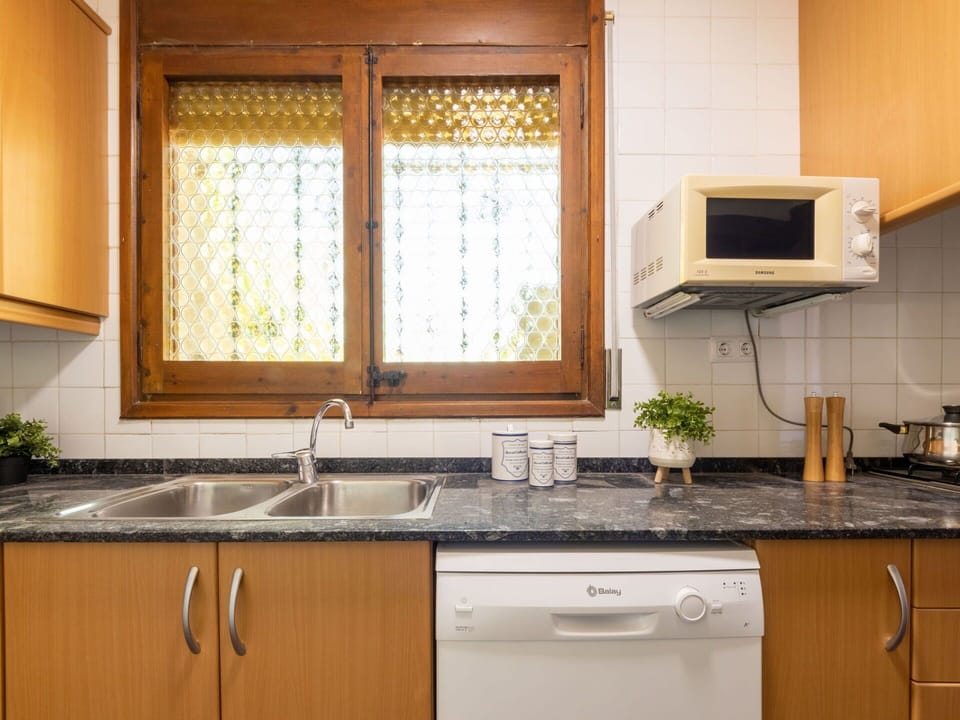 Building, Tap, Kitchen Sink, Cabinetry, Countertop, Sink, Property, Window, Furniture, Plumbing Fixture