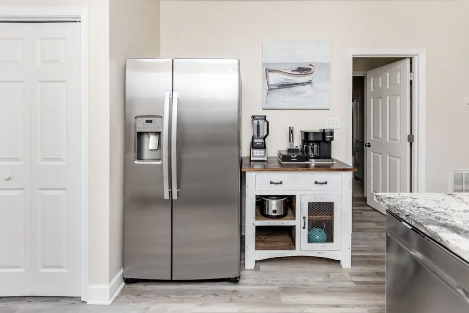 Keurig Duo coffee maker, blender, crockpot, tea kettle
