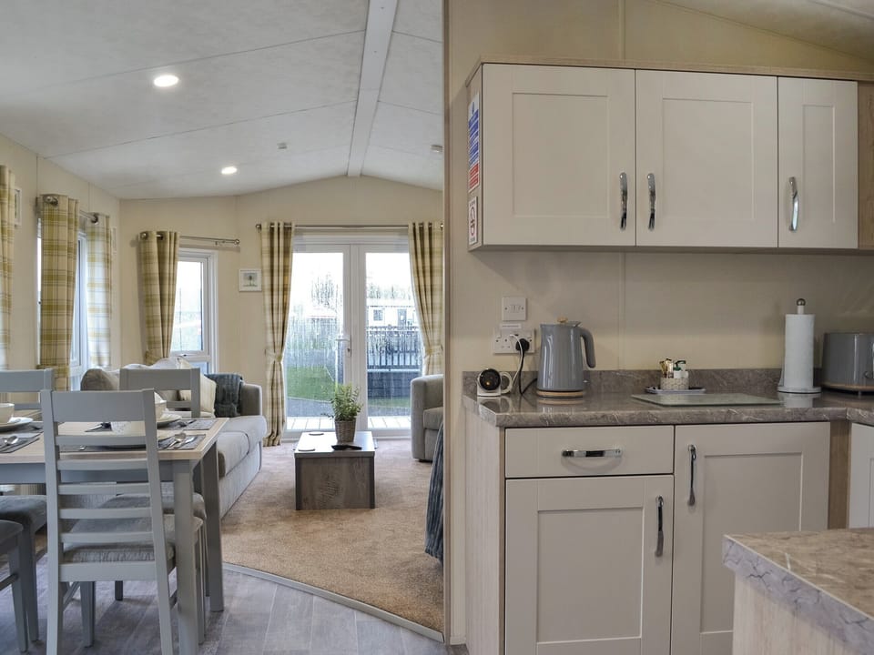 Kitchen/diner | Rosie&rsquo;s Retreat - Emily&rsquo;s Escape and Rosie&rsquo;s Retreat, Bridlington