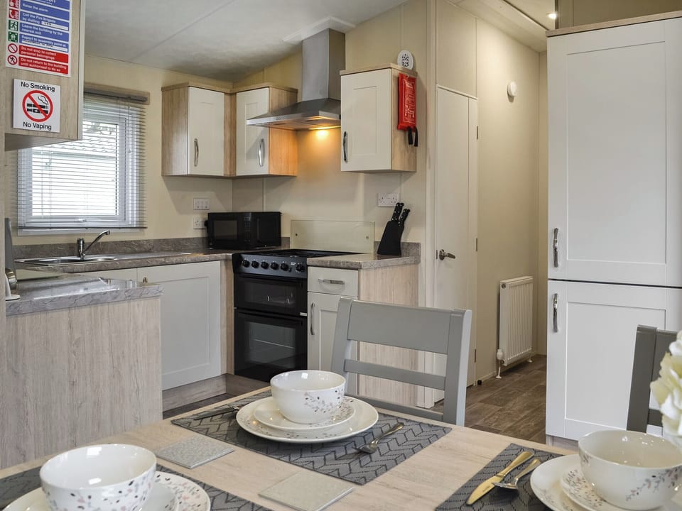 Kitchen/diner | Rosie&rsquo;s Retreat - Emily&rsquo;s Escape and Rosie&rsquo;s Retreat, Bridlington