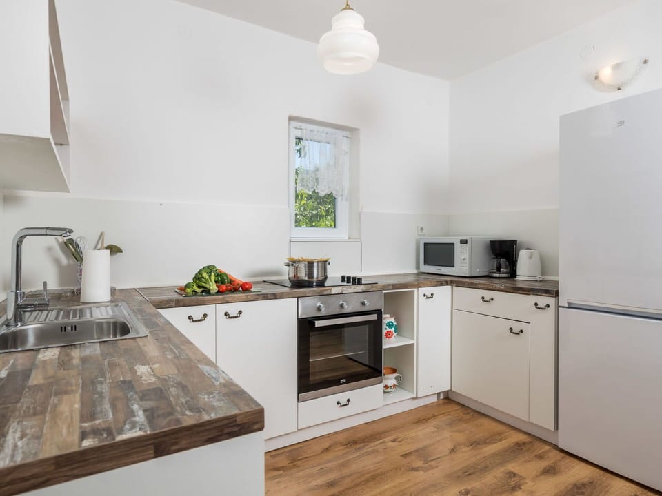Countertop, Cabinetry, Property, Kitchen Sink, Sink, Kitchen Stove, Tap, Kitchen Appliance, Kitchen, Wood