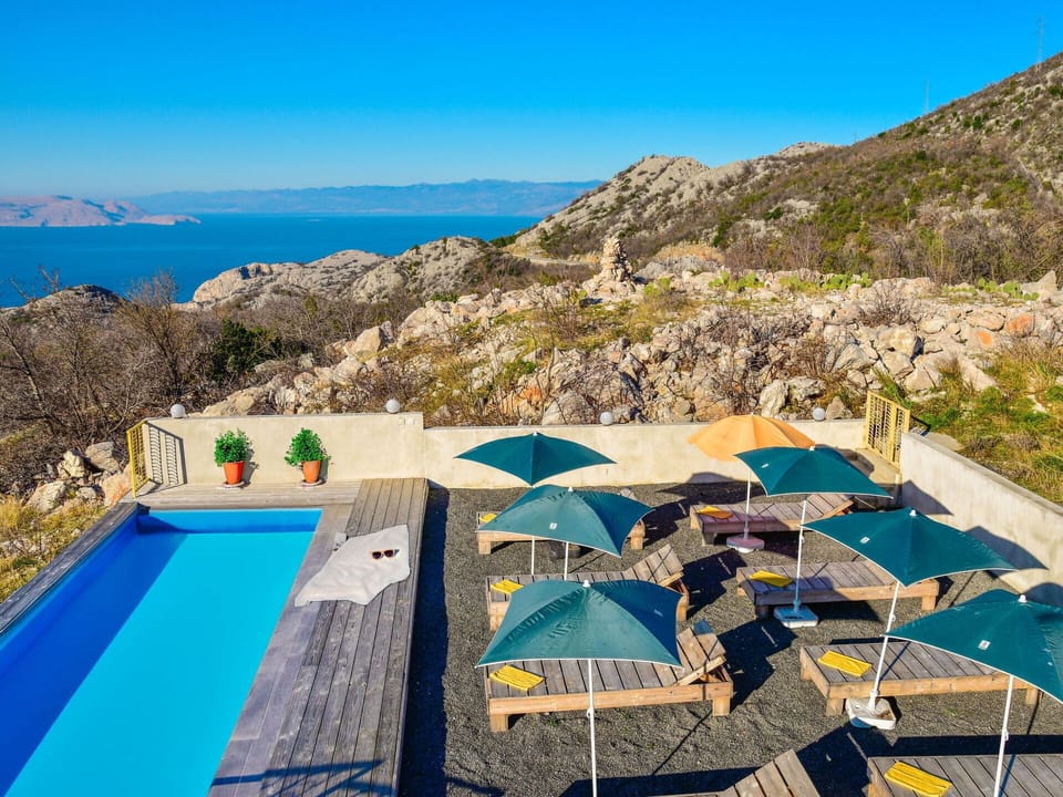 Water, Sky, Umbrella, Azure, Swimming Pool, Blue, Mountain, Building, Plant, Tree