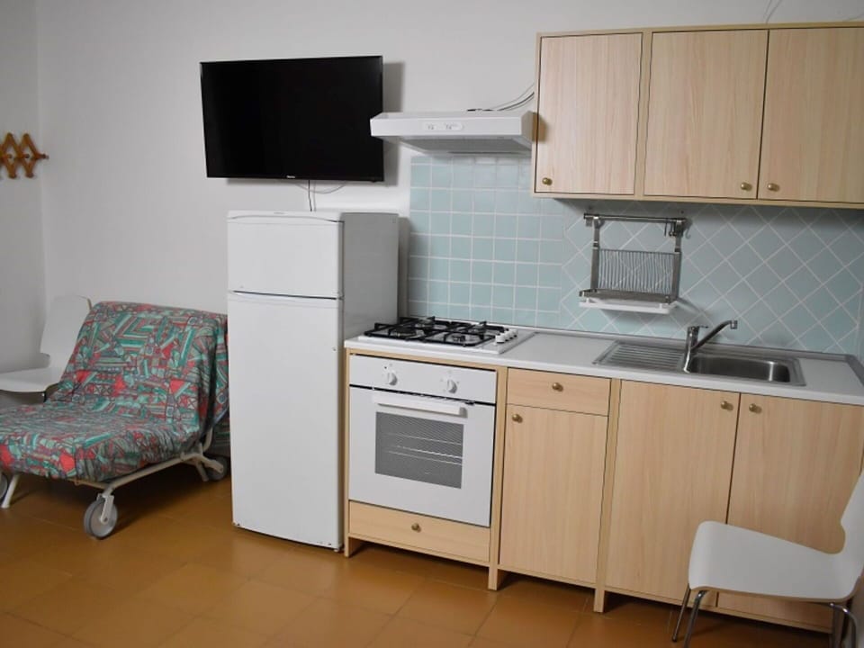 Cabinetry, Property, Countertop, Kitchen Stove, Kitchen Appliance, Cooktop, Home Appliance, Interior Design, Building, Stove