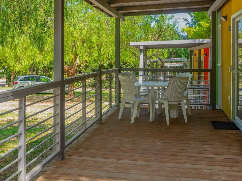 Plant, Porch, Building, Tree, Wood, Shade, Fence, Cottage, Leisure, Wood Stain