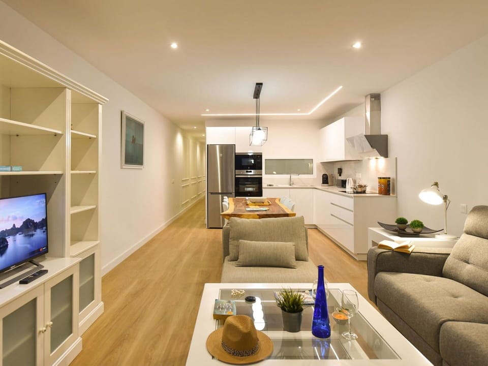 Furniture, Property, Couch, Table, Picture Frame, Television, Houseplant, Comfort, Interior Design, Living Room