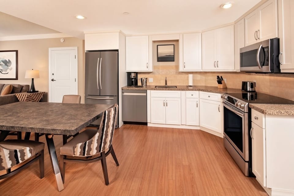 Kitchen • Full Appliances & Dining