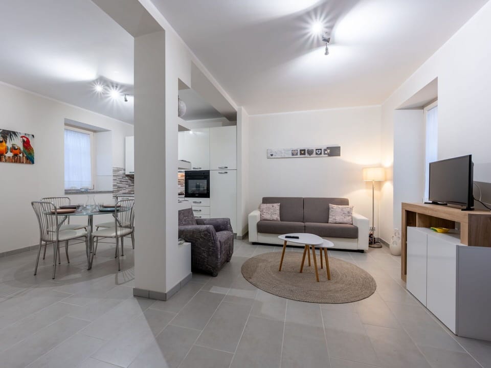 Water, Plant, Sky, Property, Daytime, Building, Swimming Pool, Azure, Blue, Tree