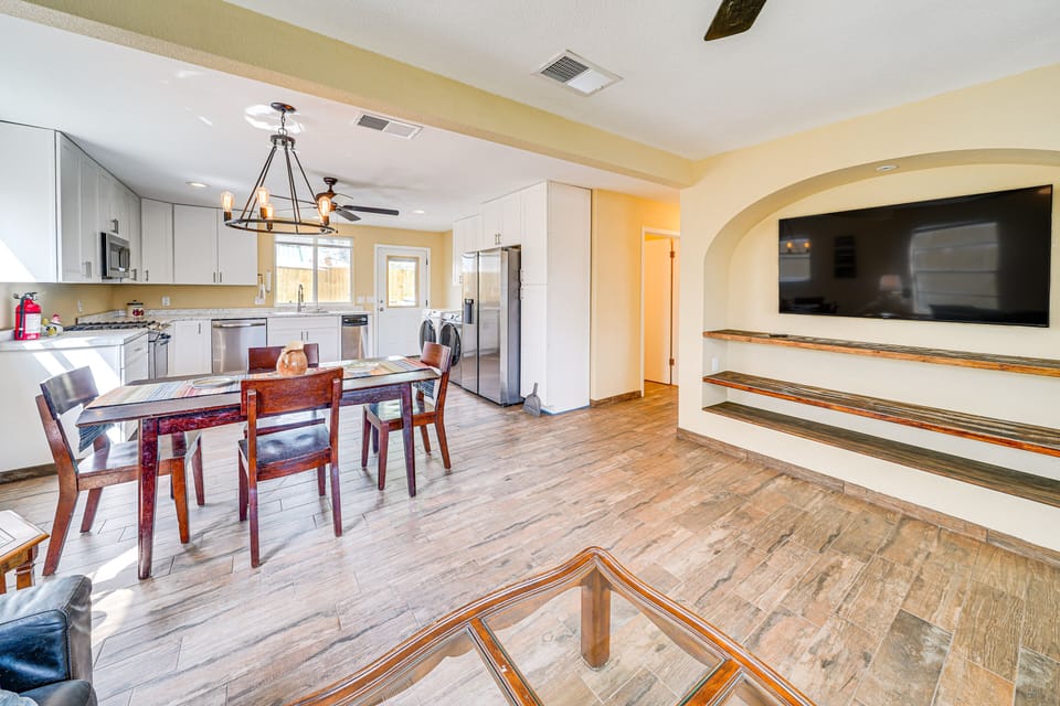 Living Room | Free WiFi | Central A/C & Heat | Smart TV