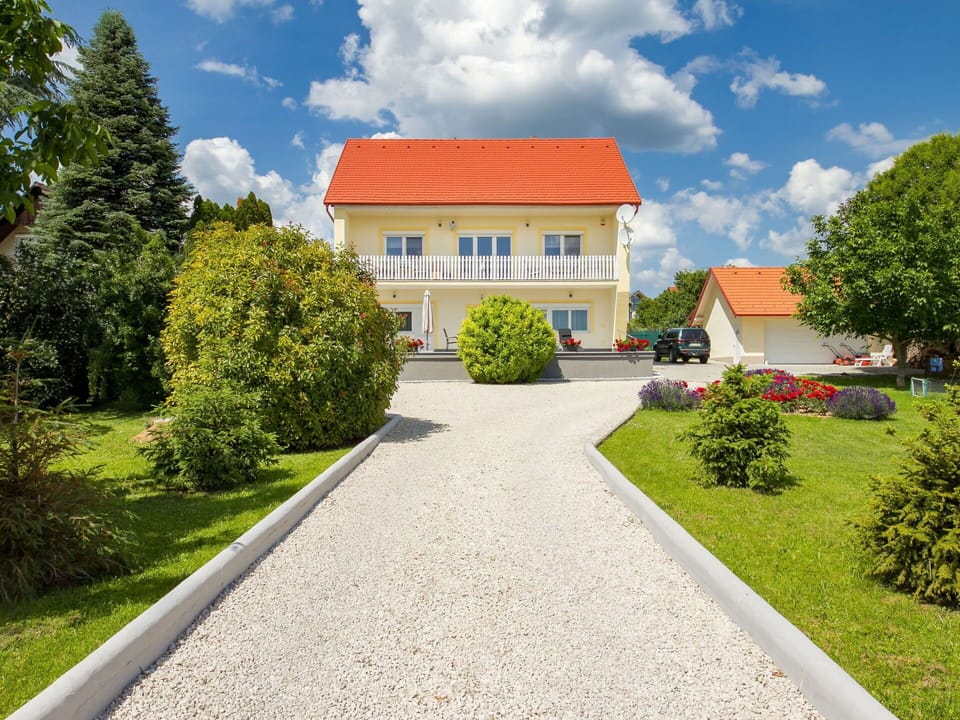 Cloud, Plant, Sky, Building, Road Surface, Tree, House, Land Lot, Asphalt, Residential Area