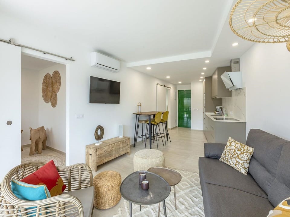 Table, Furniture, Couch, Property, Building, Picture Frame, Chair, Comfort, Interior Design, Lighting