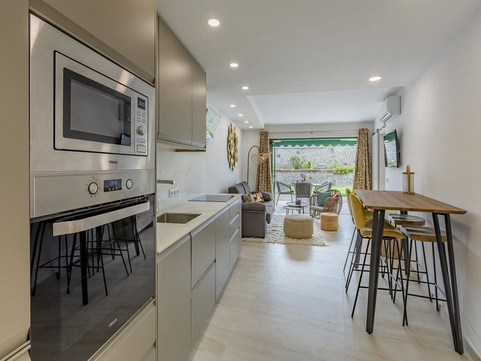 Cabinetry, Countertop, Furniture, Property, Chair, Kitchen, Table, Interior Design, Wood, Kitchen Stove