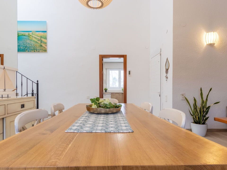 Table, Property, Furniture, Plant, Wood, Lighting, Building, Interior Design, Rectangle, Flooring