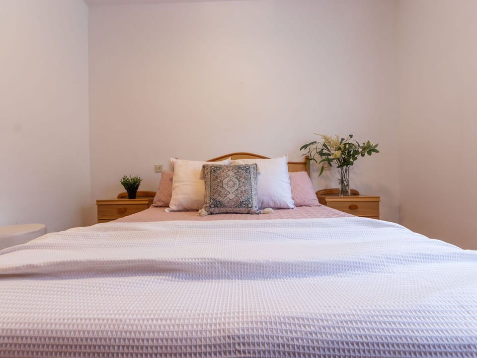 Furniture, Comfort, Plant, Azure, Building, Textile, Wood, Interior Design, Architecture, Bed Frame