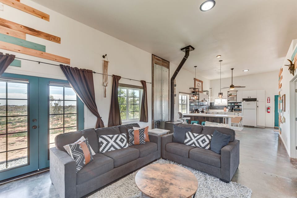 Living Room | Full Sleeper Sofa | Flat-Screen TV | Free WiFi