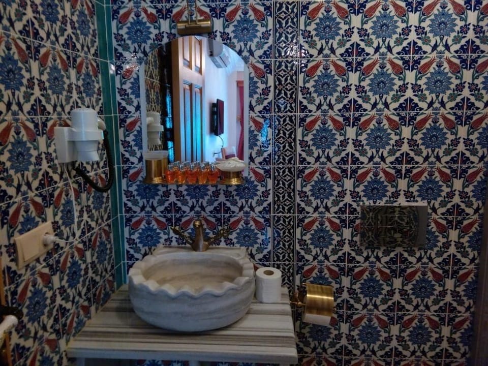 Superior Family Room | Bathroom | Free toiletries, hair dryer, slippers, towels
