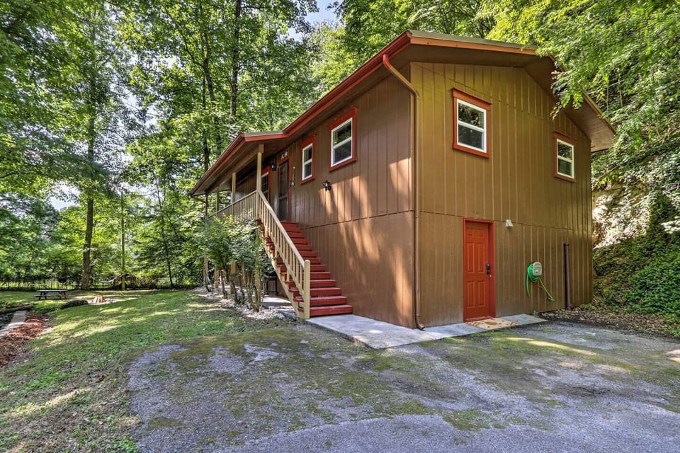 Cabin Exterior | 13 Stairs Required to Access | Located on 4 Acres