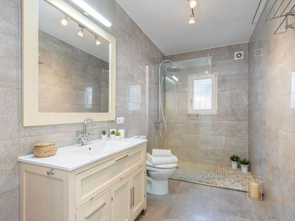 Mirror, Tap, Bathroom Cabinet, Plumbing Fixture, Sink, Property, Cabinetry, Bathroom Sink, Plant, Bathroom