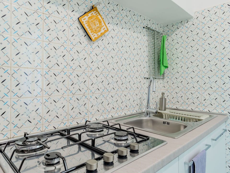 Cabinetry, Countertop, Property, Kitchen Sink, White, Plumbing Fixture, Gas Stove, Tap, Sink, Kitchen