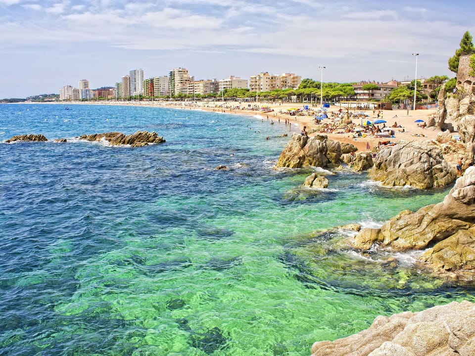 Water, Sky, Cloud, Water Resources, Building, Natural Environment, Natural Landscape, Coastal And Oceanic Landforms, Body Of Water, Bank