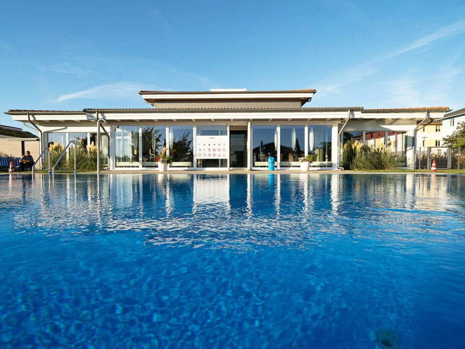 Water, Sky, Property, Plant, Azure, Swimming Pool, Leisure, Resort Town, House, Window