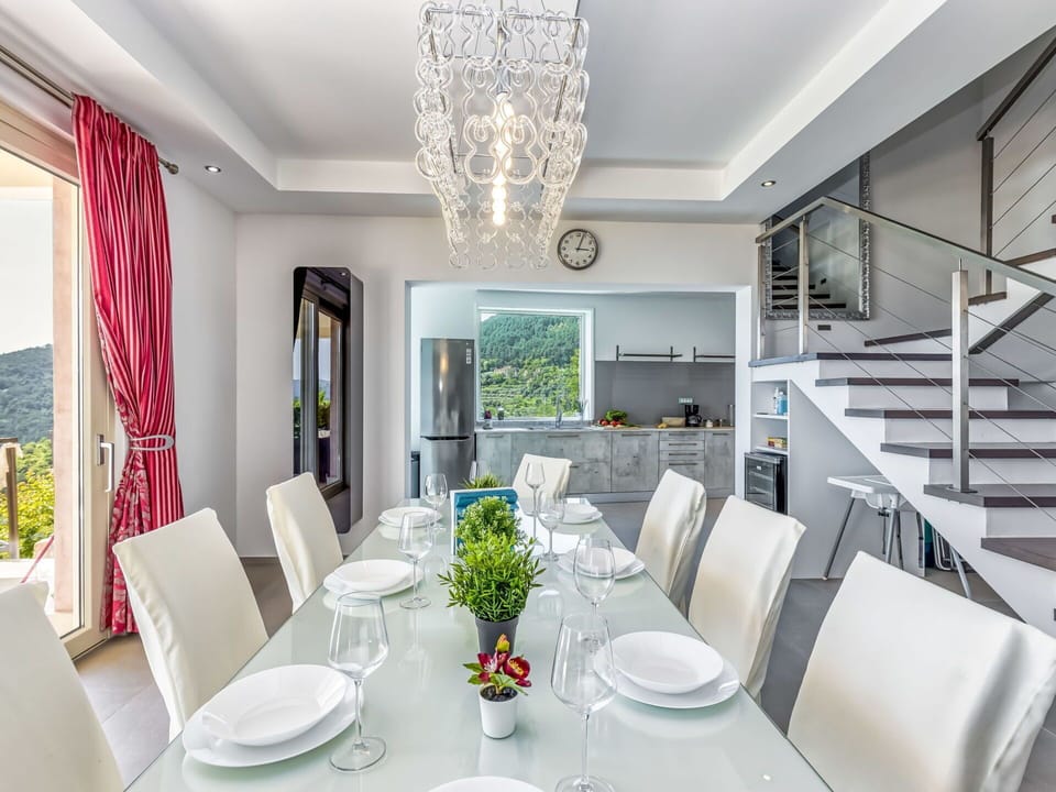 Table, Furniture, Property, Couch, Chair, Window, Plant, Interior Design, Tableware, Lighting