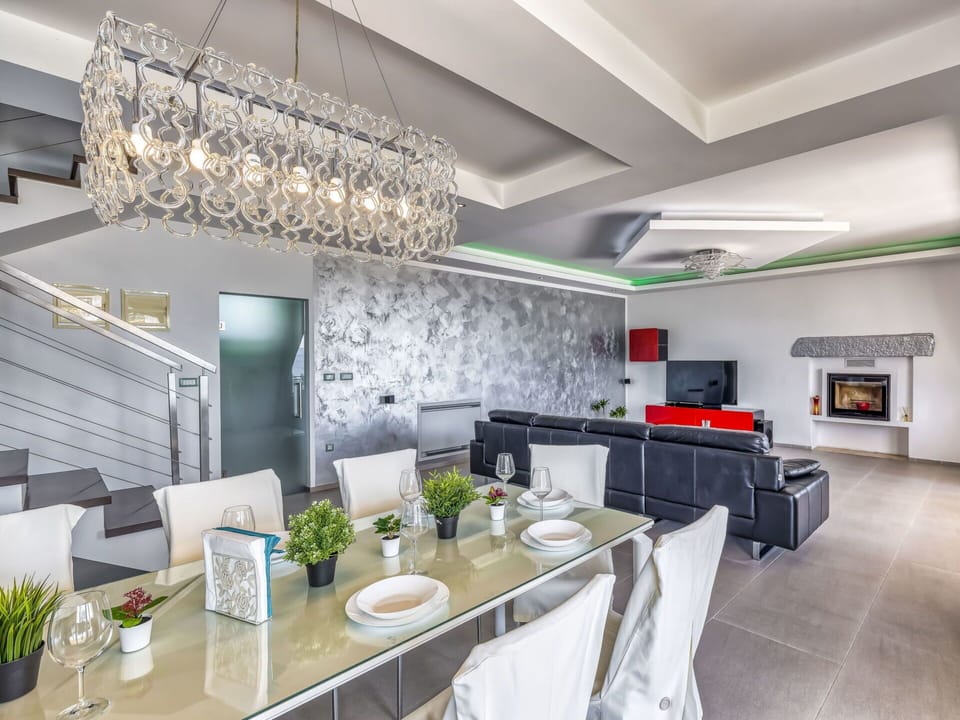 Table, Property, Furniture, Couch, Building, Interior Design, Architecture, Kitchen, Flooring, Countertop