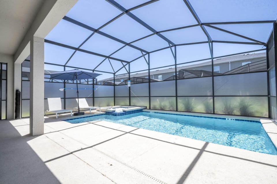 Swimming Pool + SPA with Privacy Screen