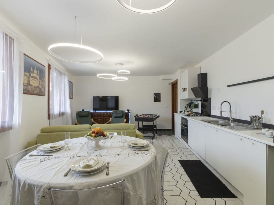 Property, Table, White, Sink, Cabinetry, Kitchen Sink, Interior Design, Tablecloth, Decoration, Countertop