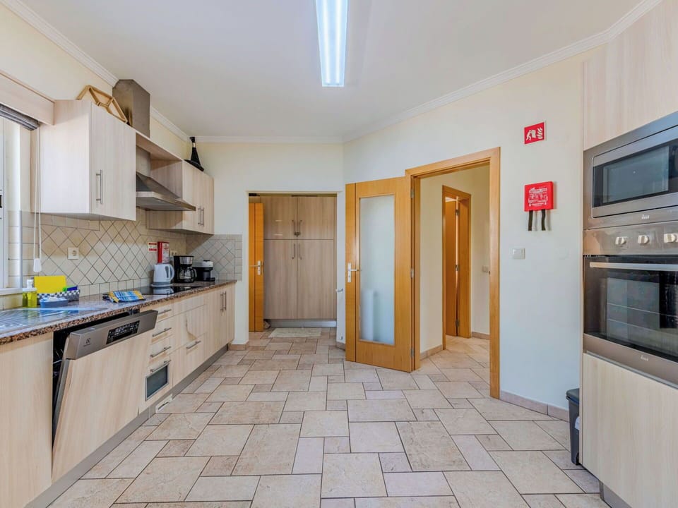Flooring, Floor, Wood, Ceiling, Interior Design, Lighting, Cabinetry, Room, Kitchen, Apartment