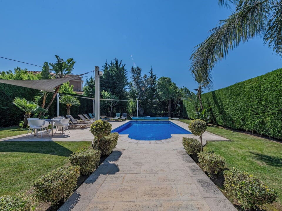 Tree, Swimming Pool, Garden, Landscaping, Shade, Resort, Lawn, Evergreen, Hacienda