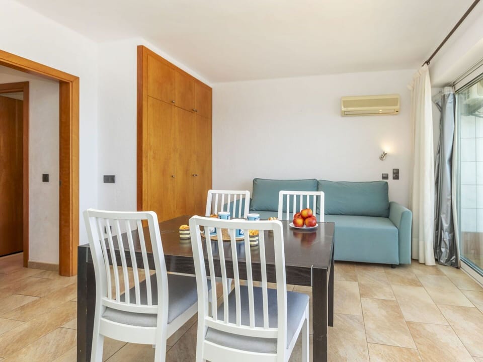Flooring, Wood, Interior Design, Floor, Furniture, Ceiling, Room, Kitchen & Dining Room Table, Apartment, Wood Stain