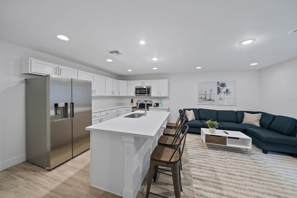 Fully stocked kitchen w/ coffee and essentials