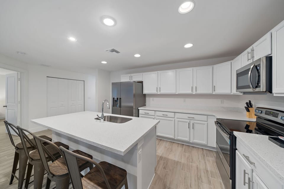 Fully stocked kitchen w/ coffee and essentials