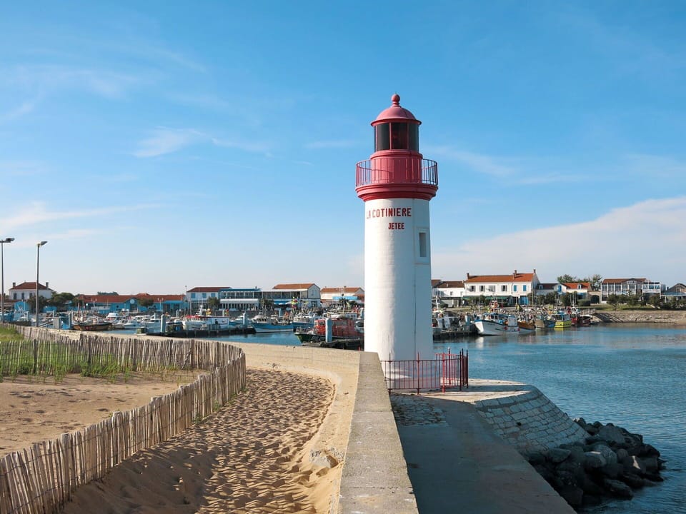 Water, Sky, Cloud, Building, Tower, Coastal And Oceanic Landforms, Beacon, Street Light, Horizon