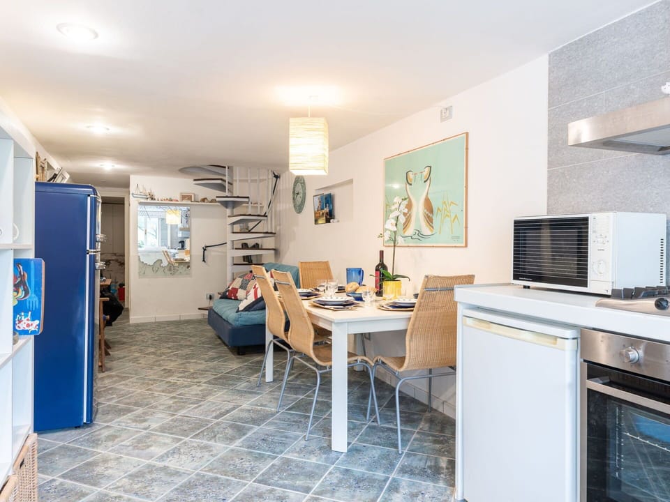 Table, Furniture, Desk, Interior Design, Building, Flooring, Chair, Floor