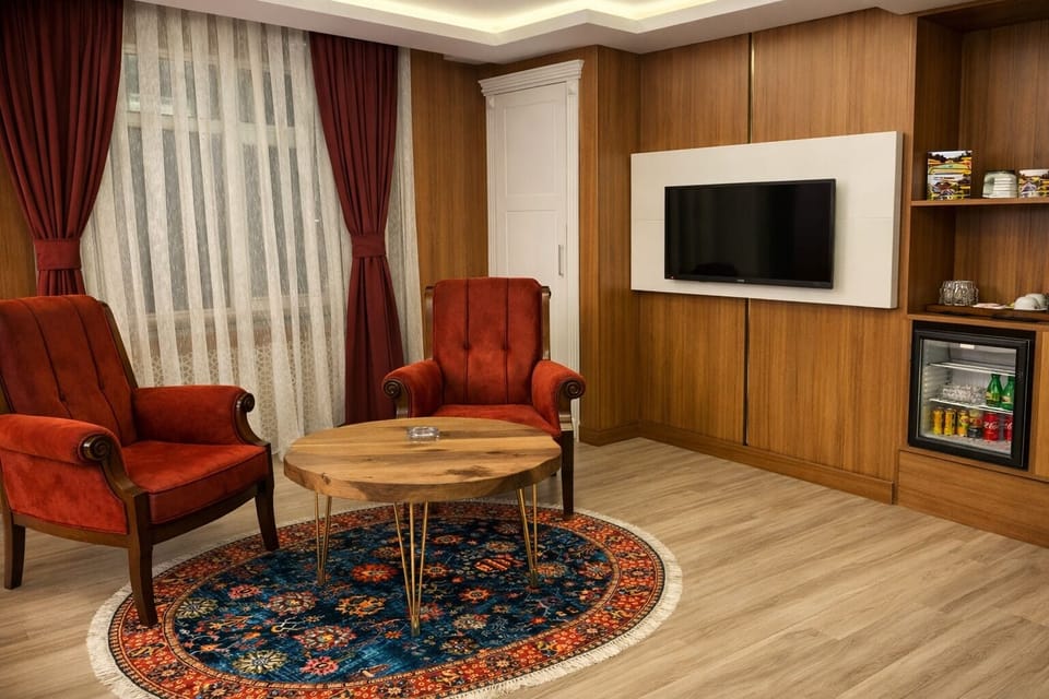 Romantic Suite | Egyptian cotton sheets, premium bedding, minibar, in-room safe