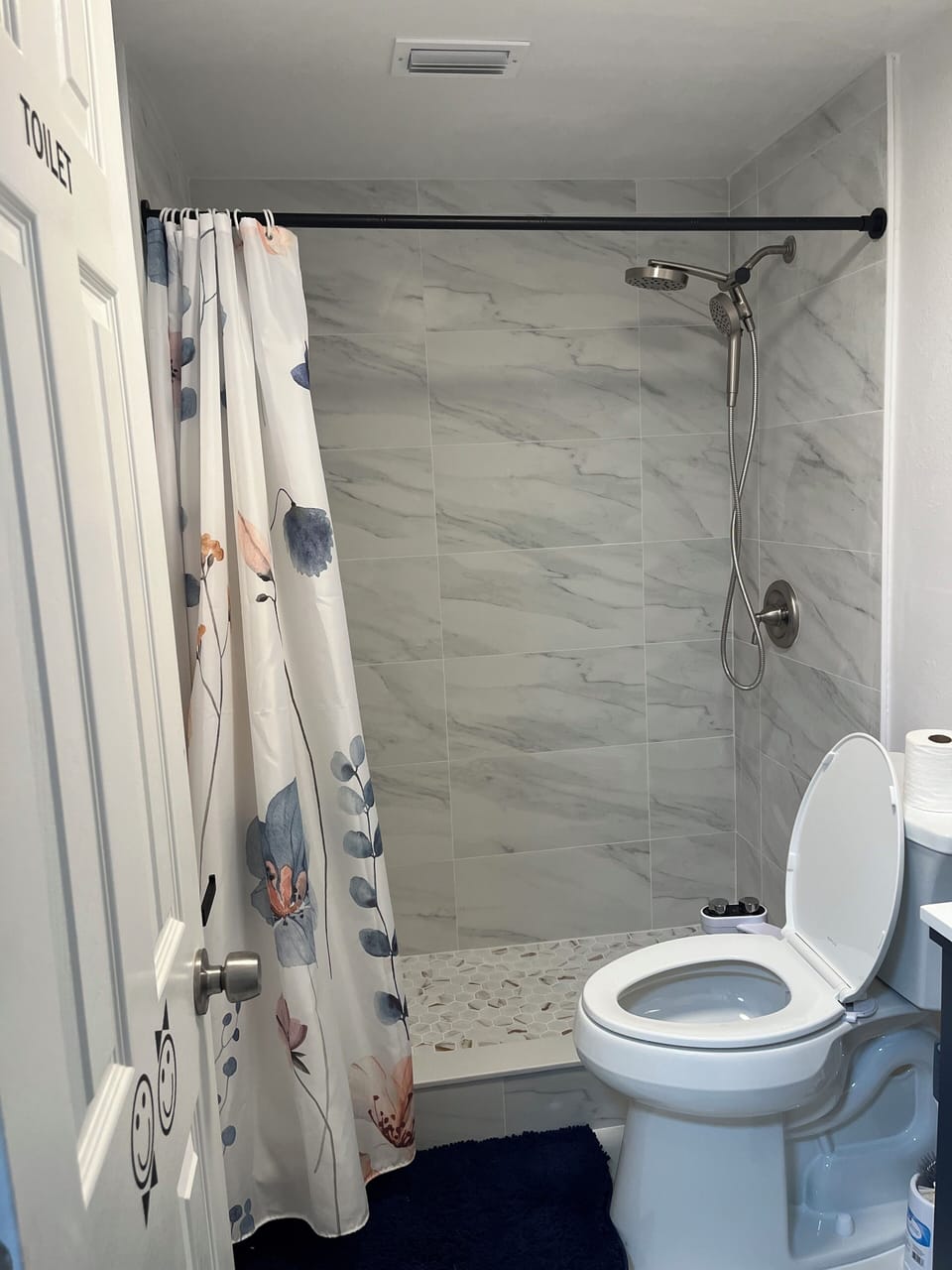Combined shower/tub, hair dryer, bidet, towels